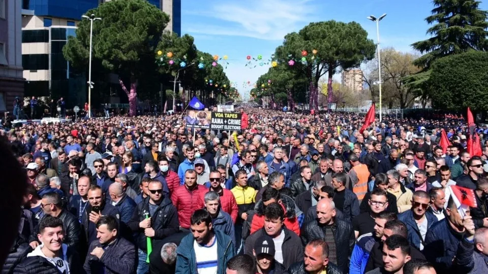 You are currently viewing Tisíce ľudí v uliciach: Tiranu zaplavili nespokojní Albánci! Protestujú proti korupcii vo vláde