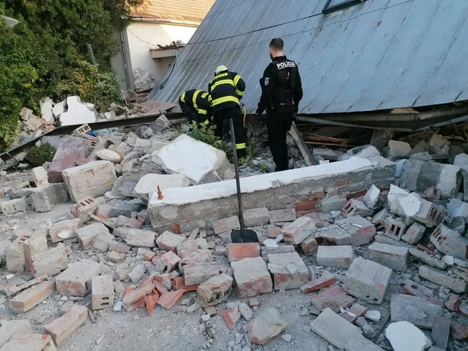 Read more about the article FOTO V Modranke explodoval dom: Z obydlia zostali ruiny, 70-ročný senior to prežil!