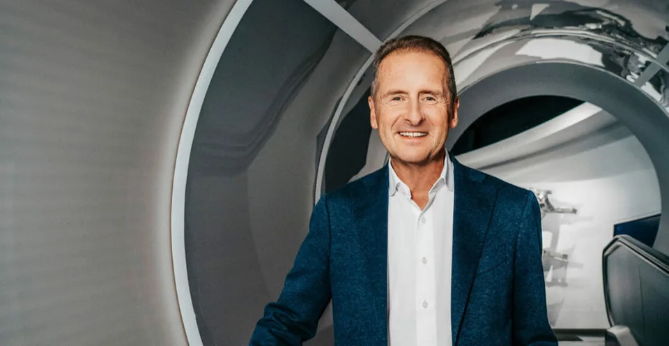 Read more about the article Známa automobilka mení generála: Spochybňovaný šéf odstupuje, nahradí ho riaditeľ športovej značky!