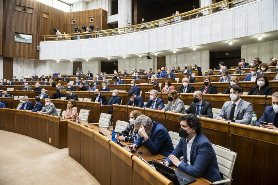 Read more about the article Zatiahli “ručnú”? Plénum presunulo tri vládne návrhy zákonov na koniec schôdze. Ktoré to sú?