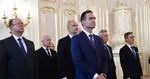 Ľudovít Ódor a jeho noví spolupracovníci počas slávnostného vymenovávania členov novej vlády. Foto: tasr