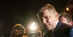 Robert Fico opúšťa policajnú stanicu po predvedení