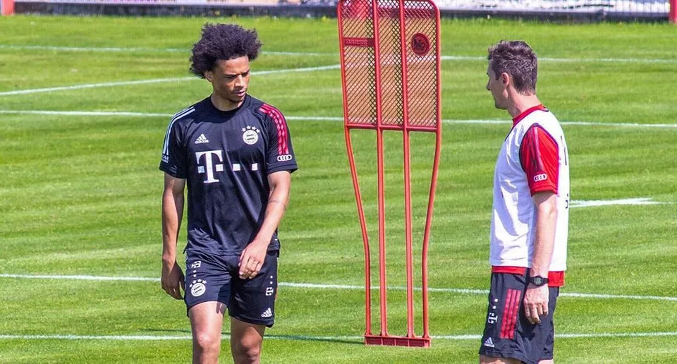 Read more about the article Sane sa opäť zapojil do tréningového procesu Bayernu Mníchov