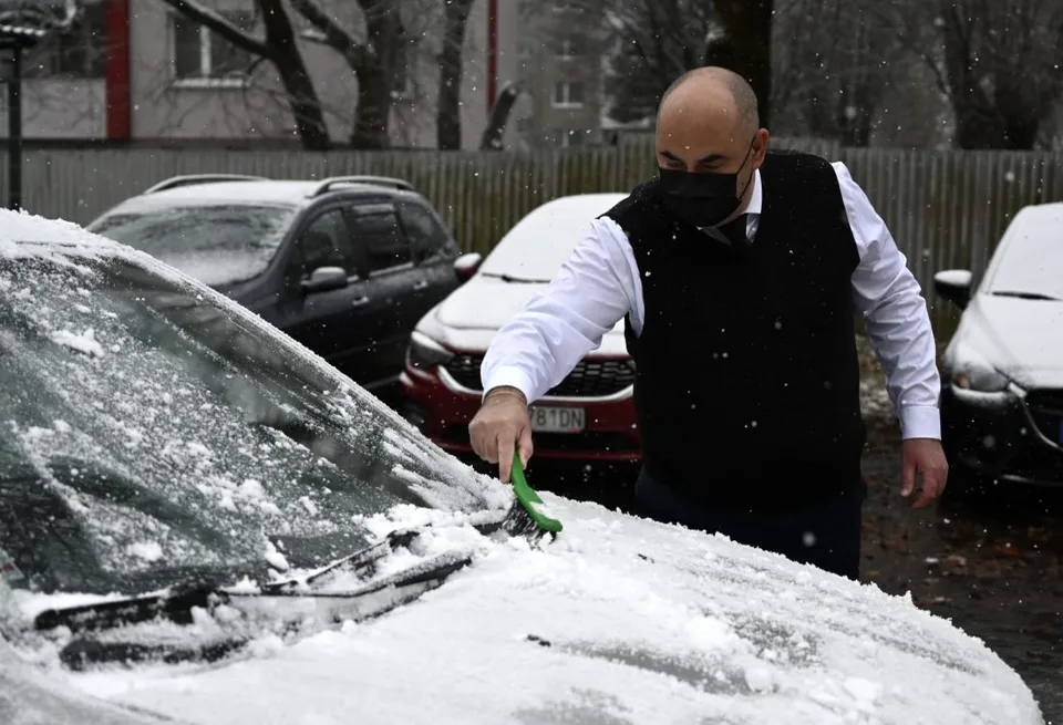 Read more about the article FOTO Do Trebišova zavítala skutočná zima, aj s prvým snehom! A pribudla 15-metrová jedlička
