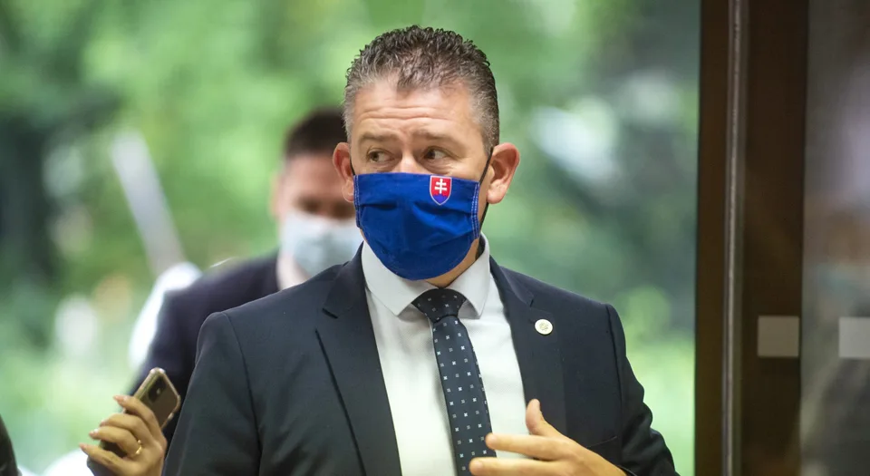 Read more about the article Mikulec bude konať: Policajný zbor použije všetky sily a prostriedky!