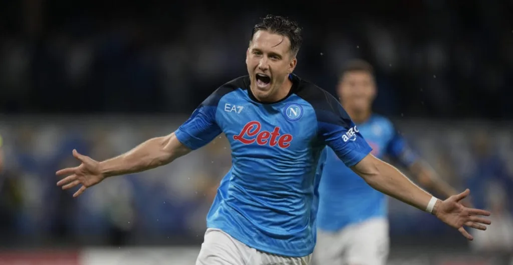 Hráč Neapola Piotr Zielinski oslavuje svoj úvodný gól v zápase A-skupiny 1. kola skupinovej fázy Ligy majstrov vo futbale SSC Neapol - FC Liverpool v Neapole 7. septembra 2022. 