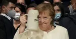 Nemecká kancelárka Angela Merkelová s pivovým pohárom počas predvolebnej kampane