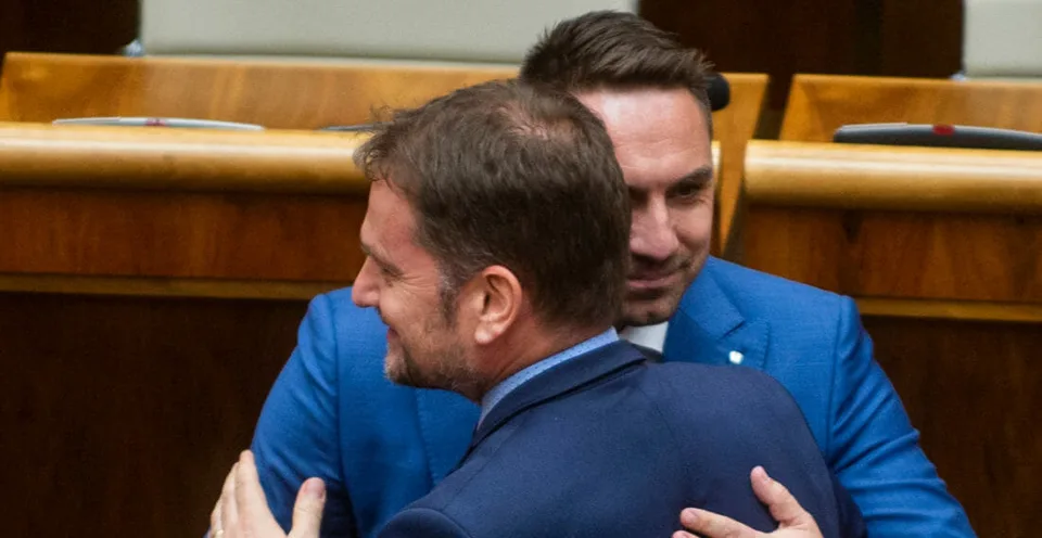 Read more about the article Vláda stráca parlamentnú podporu! Gyimesi bude hlasovať so Smerom za odvolanie Sulíka