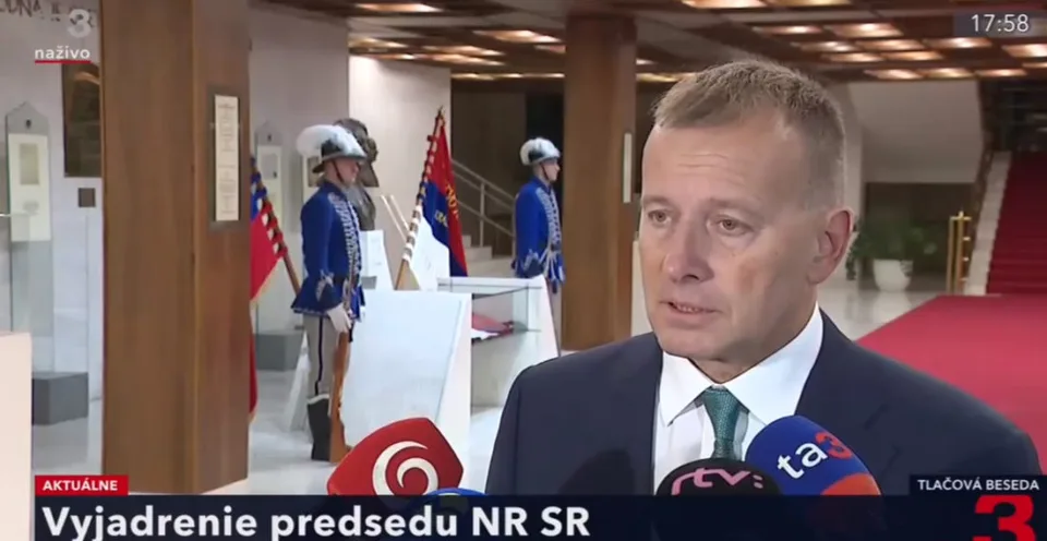 Read more about the article Napĺňa sa najhorší scenár? Ani predčasné voľby, ani rozpočet. Kollár:  Čo mám povedať? Cirkus Humberto!
