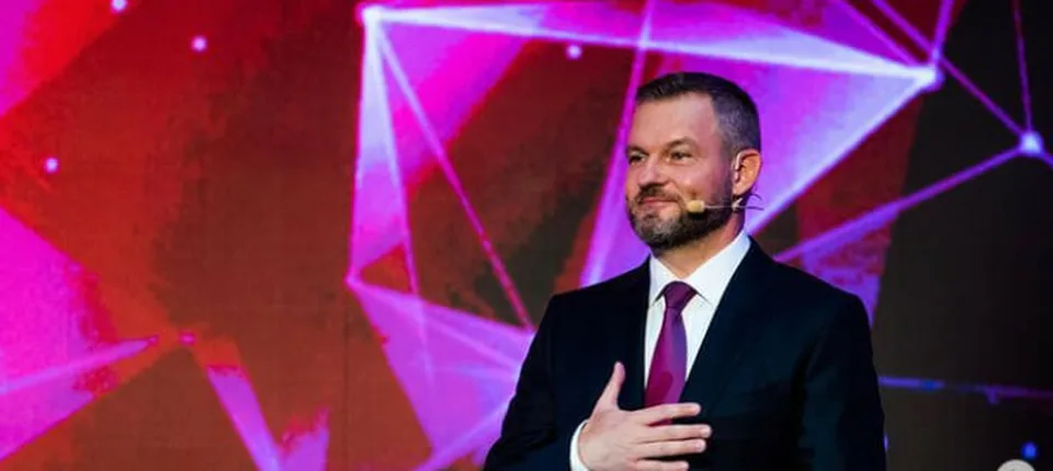Read more about the article Uff, tak na tomto sa pobavíte! Ľudia si robia srandu z Pellegriniho a údajnom úplatku, ktorý mal vziať