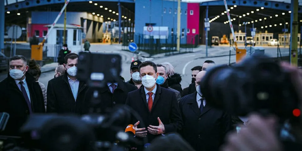Read more about the article Premiér Heger na slovensko-ukrajinskej hranici: Teraz je dôležitá vzájomná solidarita
