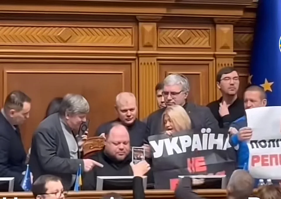 Read more about the article Šokujúce zábery z Ukrajiny: Provojnoví poslanci obsadili parlament! Odmietajú dohodu s Putinom 