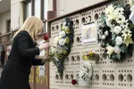 Zuzana Čaputová si uctila pamiatku Jána Kuciaka a Martiny Kušnírovej položením kvetov a zapálením sviečky pred domom vo Veľkej Mači 21. februára 2022. Tam bola dvojica pred štyrmi rokmi brutálne zavraždená.