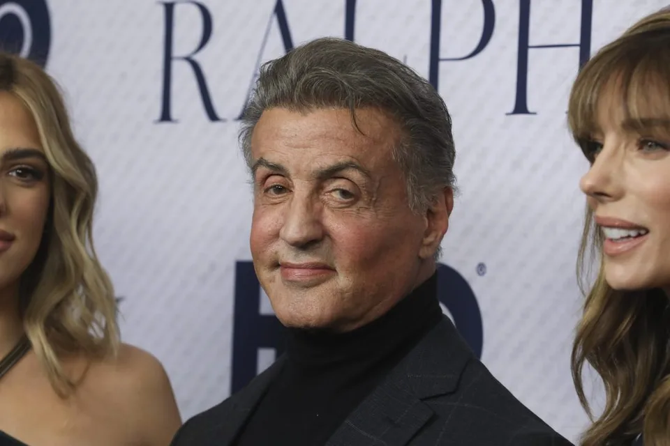 Read more about the article Bulhari s falošným pasom s menom herca Stalloneho si robili reklamu!
