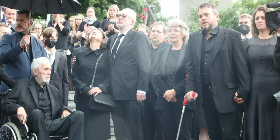 Read more about the article Pohreb Šafránkovej: Abrhám na vozíku, syn sa podopieral o paličku!