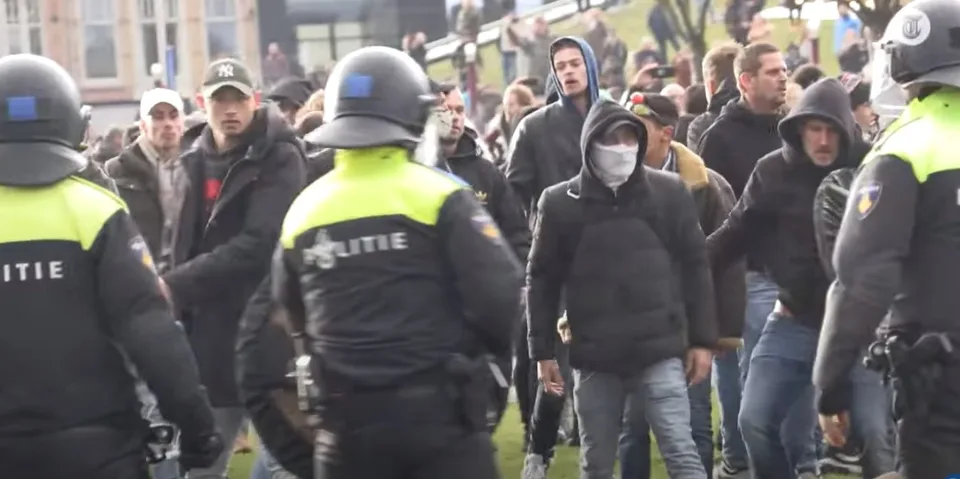Read more about the article VIDEO Ľudia v Amsterdame vyzývali na odboj: Takto ich rozohnala polícia!