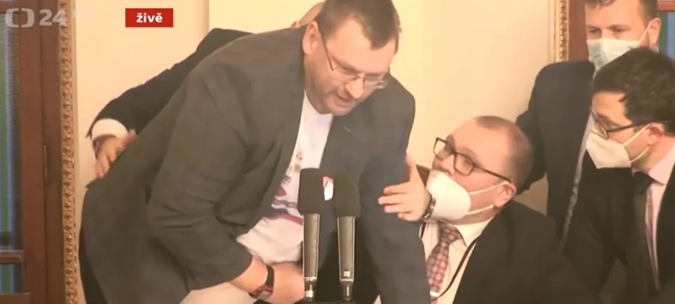 Read more about the article VIDEO To bola mela! Českí poslanci sa do seba pustili pri predsedníckom pulte