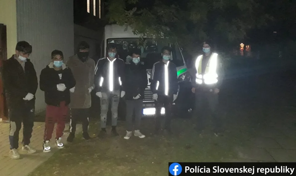Read more about the article Policajti našli šesť mladých Afgáncov na parkovisku pri nákupnom centre
