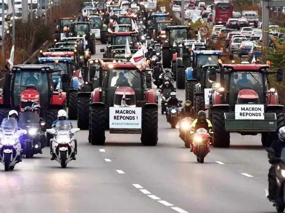 Read more about the article VIDEO Takto sa to robí! Obrovské protesty francúzskych farmárov v Paríži. Pozrite si videá!