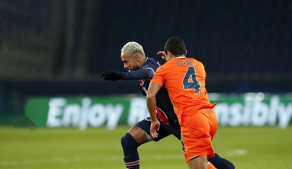 Read more about the article Rozhodca rasisticky urazil asistenta trénera Basaksehiru v zápase s PSG