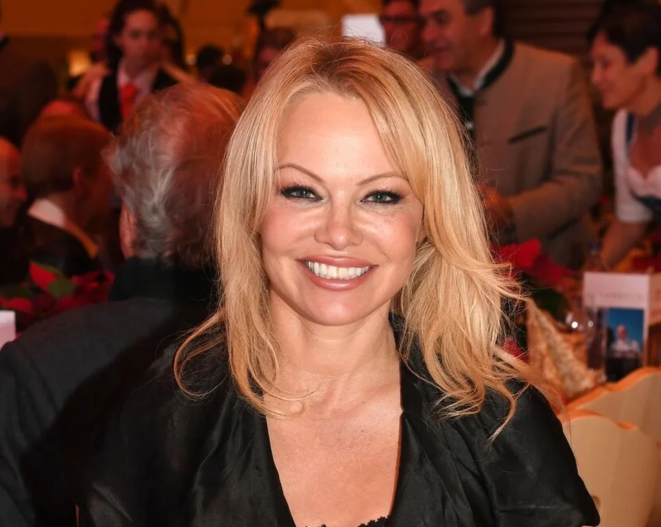 You are currently viewing Sexbomba Pamela Anderson sa šiestykrát vydala!