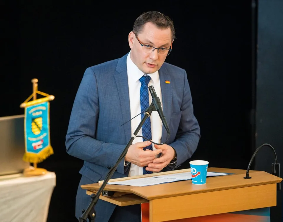 Read more about the article Krajná pravica nemeckú vládu nešetrila: Merkelová robí politiku čistého bankrotu!