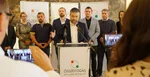 v popredí uprostred predseda hnutia Szabolcs Mózes, v pozadí zľava podpredsedovia hnutia Ildikó Bauer, József Nagy, Örs Orosz a Gergely Agócs počas tlačovej konferencie po skončení snemu.