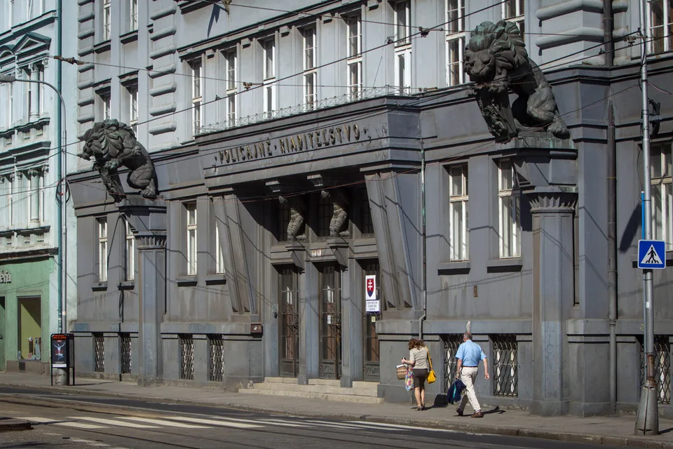 Read more about the article Po zuby ozbrojený muž vtrhol do budovy krajského riaditeľstva polície