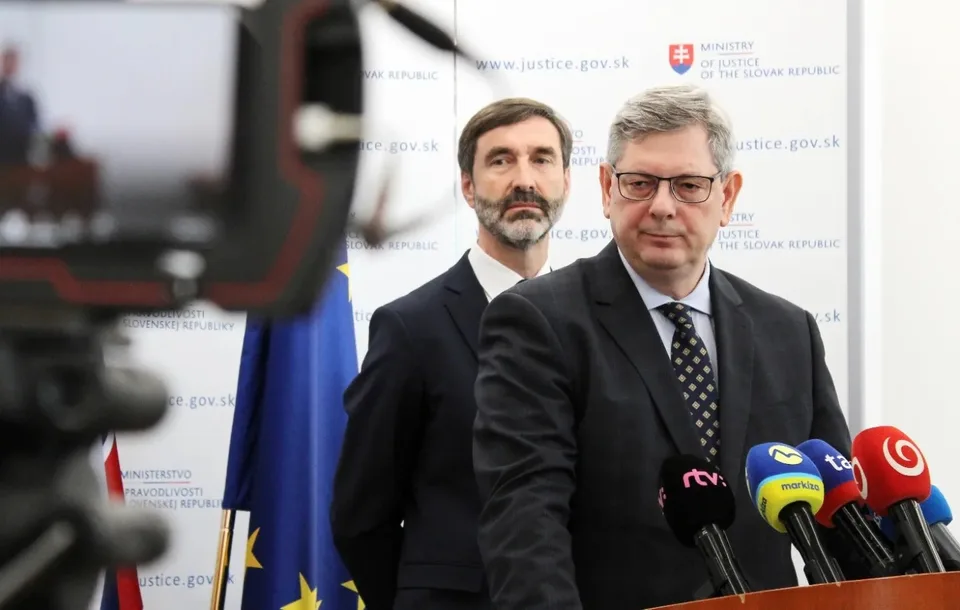 Read more about the article Ministerstvo spravodlivosti má vážne podozrenia: Pri dotáciách na ochranu ľudských práv prišlo k manipuláciám