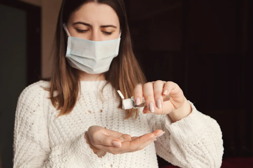 Read more about the article Ako zmierniť príznaky COVID-19? Čoho sa pri liečbe vyvarovať?