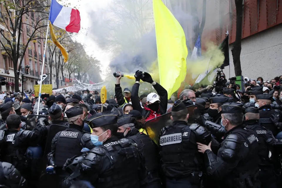 Read more about the article V Paríži opäť protestovali: Vyše 140 ľudí skončilo v rukách polície, časť z nich aj vo väzbe!