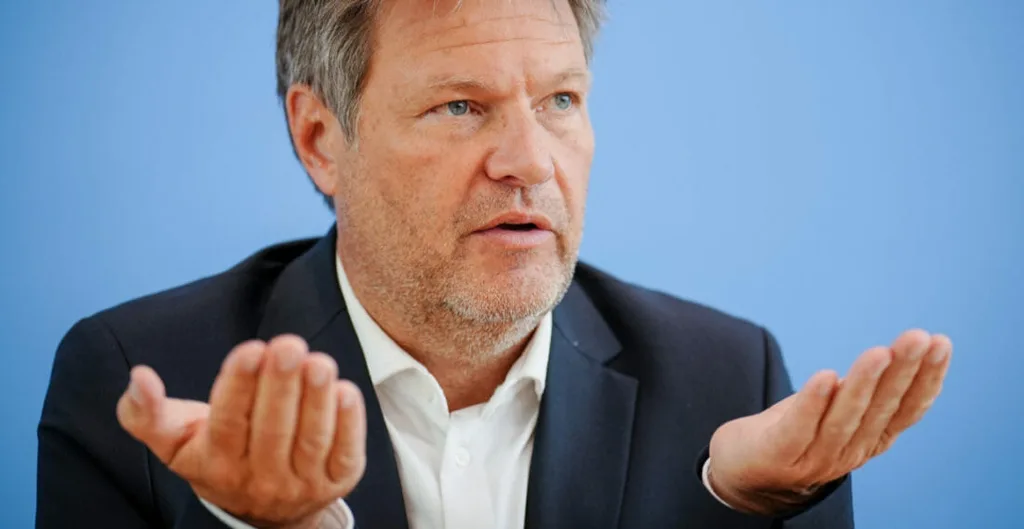 Nemecký minister hospodárstva Robert Habeck gestikuluje počas tlačovej konferencie v Berlíne 27. apríla 2022.