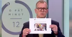 Boris Kollár ukazuje svoj viacročný status v televíznom štúdiu, za ktorý ho médiá aj politici kritizujú aj dnes.