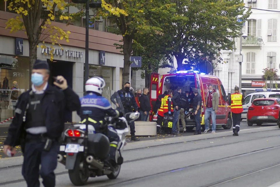 Read more about the article Teror vo Francúzsku: Niekoľko mŕtvych a žene útočník odrezal hlavu od tela