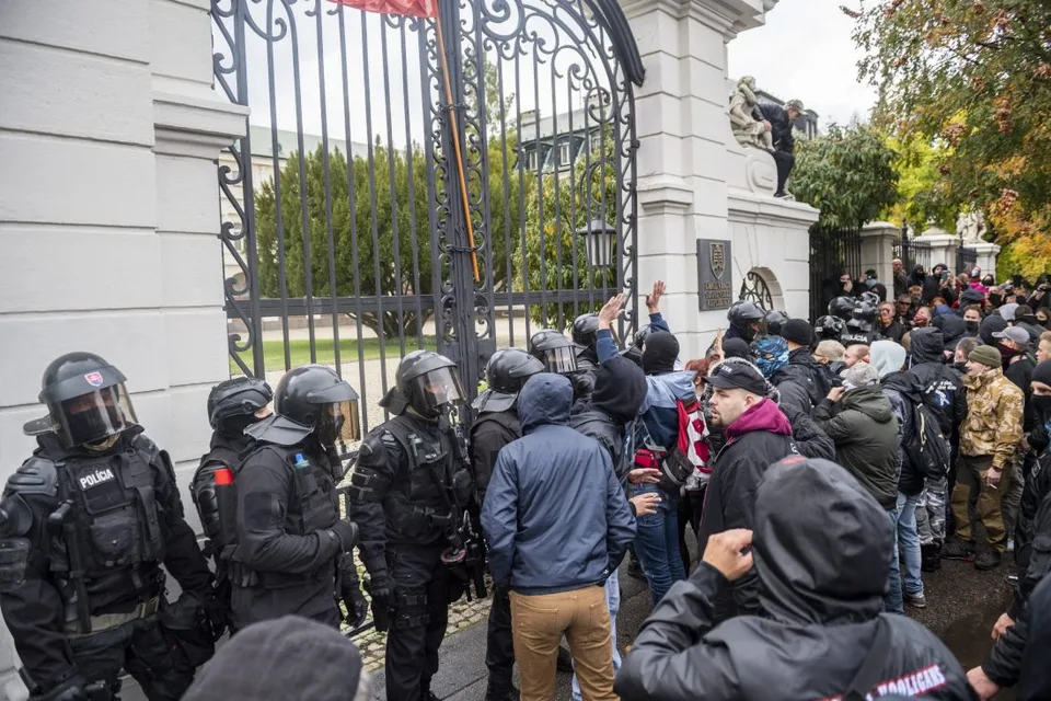 Read more about the article VIDEO Pred úradom vlády lietali iskry. Takto sa pripravovali na protest