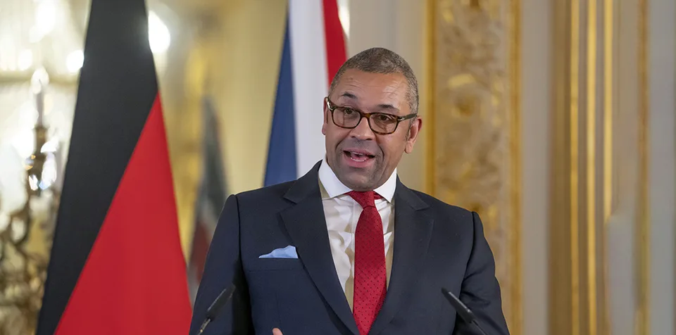 Read more about the article Cleverly: Ruské vyhrážky neodradia Britániu od dodávok zbraní na Ukrajinu