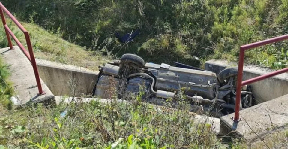 Read more about the article FOTO Tragédia v Chmiňanoch! Auto skončilo na streche, neprežil 27-ročný spolujazdec!