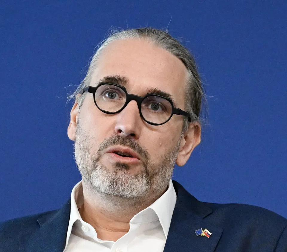 Read more about the article To je teda vizitka! Do Šeligu mal nabúrať opitý asistent progresívca Hojsíka
