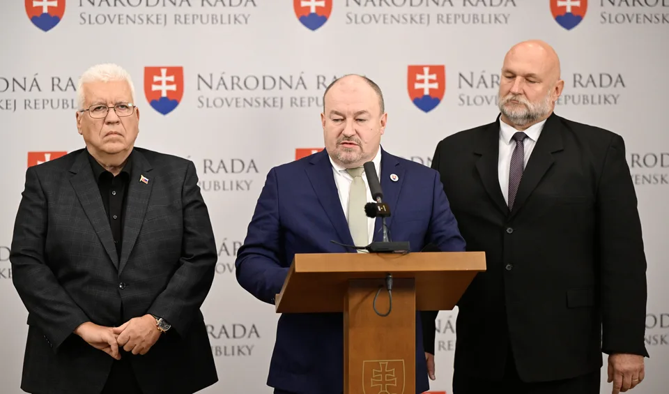 Read more about the article KOMENTÁR Národná koalícia: Spoluhráči opozície alebo koaličný partner?