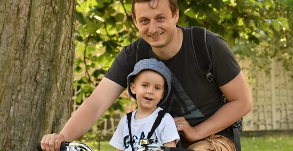 Read more about the article Dva týždne dovolenky pre otcov! Poslanci pre nich schválil voľno po narodení dieťaťa