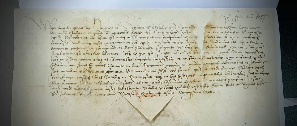Read more about the article VIDEO Toto je 520 rokov stará listina o  Rožňave! Kráľ sa v nej prihovára Gemerskej stolici