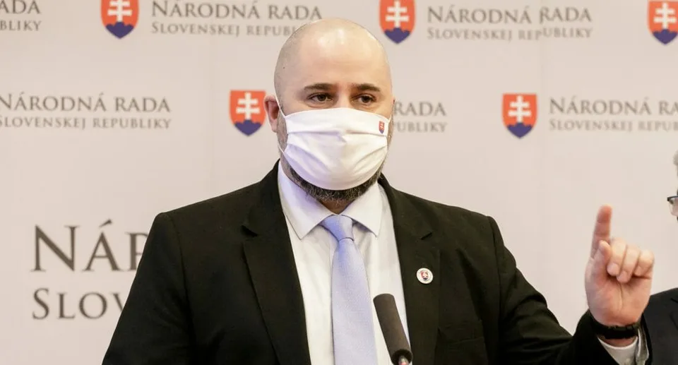 Read more about the article VIDEO Tento koaličný poslanec pravidelne kritizuje vlastných a teraz? Chce odvolať Mikulca a žaluje štát!