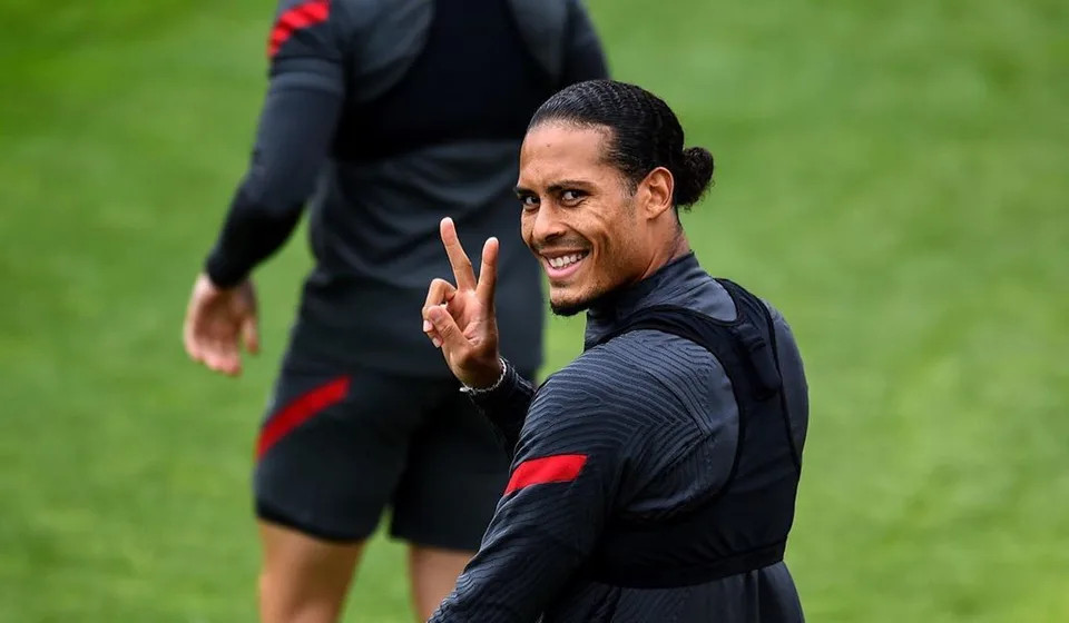 You are currently viewing Van Dijk sa zotavuje, obránca Liverpoolu absolvoval prvú operáciu