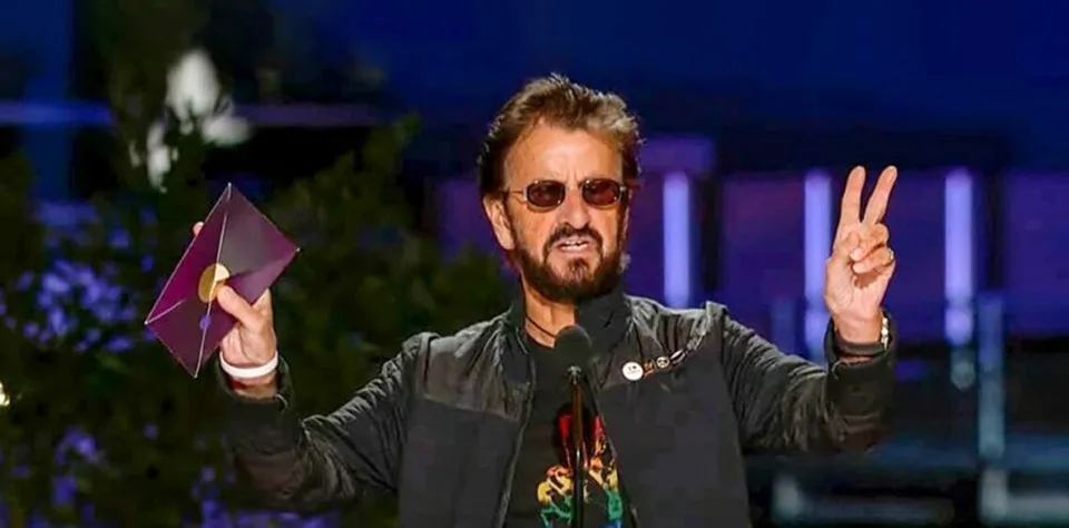 Read more about the article Keď im Ringo Starr odovzdal cenu, súrodenci sa mu poklonili!