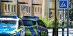 Policajti stoja pred domom v nemeckom meste Espelkamp 17. júna 2021. Najmenej dvaja ľudia, muž a žena, prišli vo štvrtok o život pri streľbe