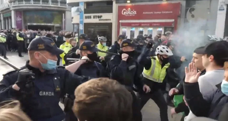 Read more about the article VIDEO V Dubline to vrelo: Policajti na demonštrantov vytiahli obušky, tí použili pyrotechniku!