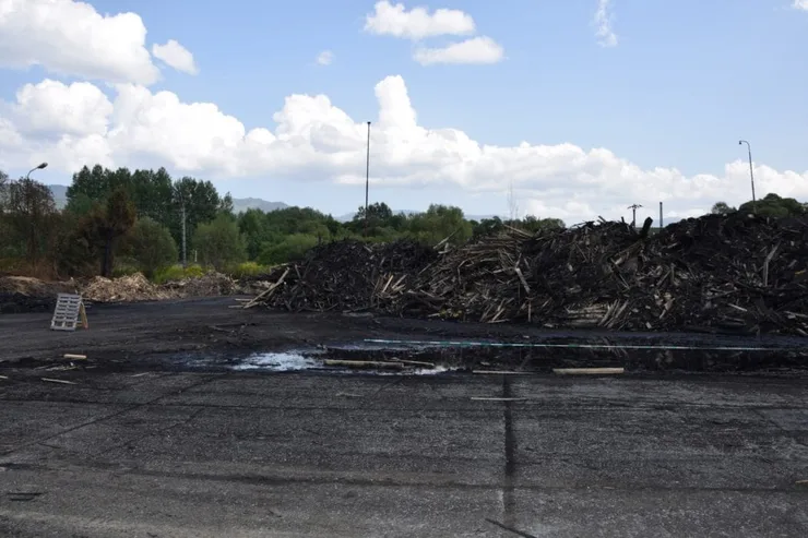 Drevené odrezky určené na druhotné spracovanie, ktoré mali obvinení hasiči sami podpáliť.