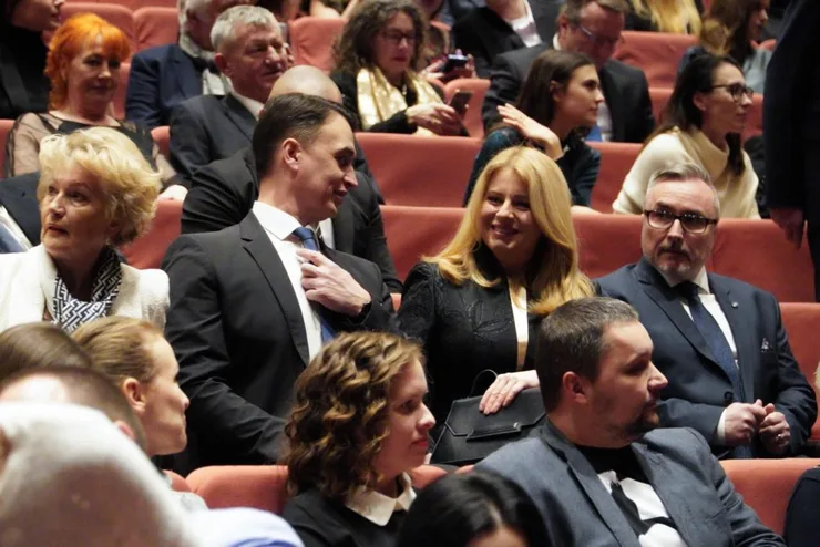 Zuzana Čaputová s Jurajom Rizmanom na predstavení hry Kocúrkovo v SND.