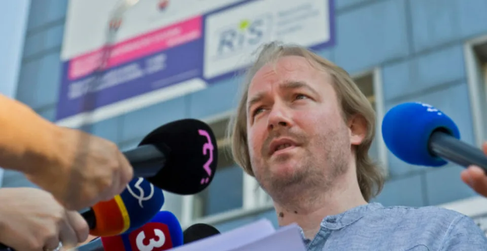 Read more about the article Zatváranie škôl? Crmoman, známy z protismeráckych štrajkov, rešpektuje názor odborníkov!