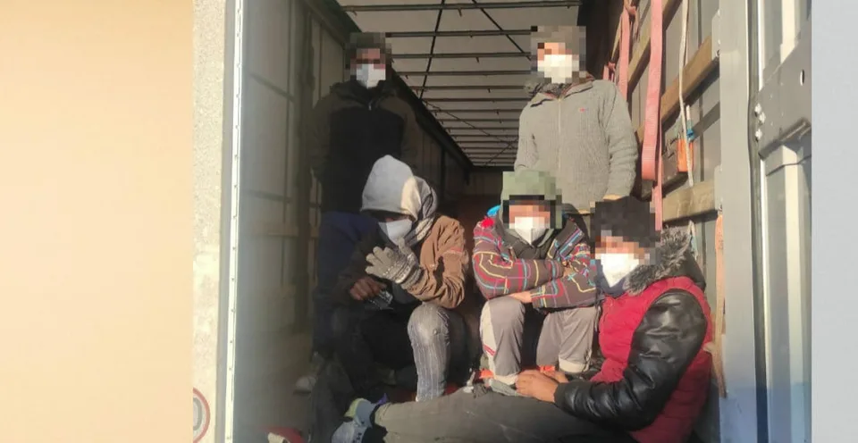 Read more about the article Veľký záťah proti prevádzačom u našich susedov. Cez české hranice pomohli asi tisícke migrantov